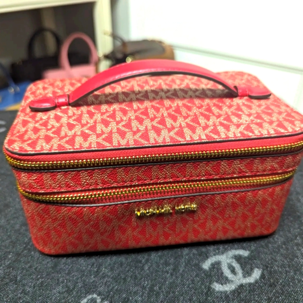 Michael Kors Jet Set travel cosmetics bag NWT